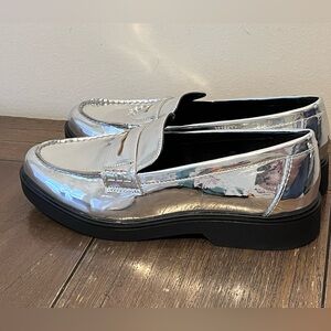 NWOT Worthington Silver Penny Loafers Womens size 9